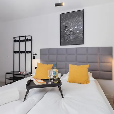 Cracow Miodowa 42 Elegant By Renters *